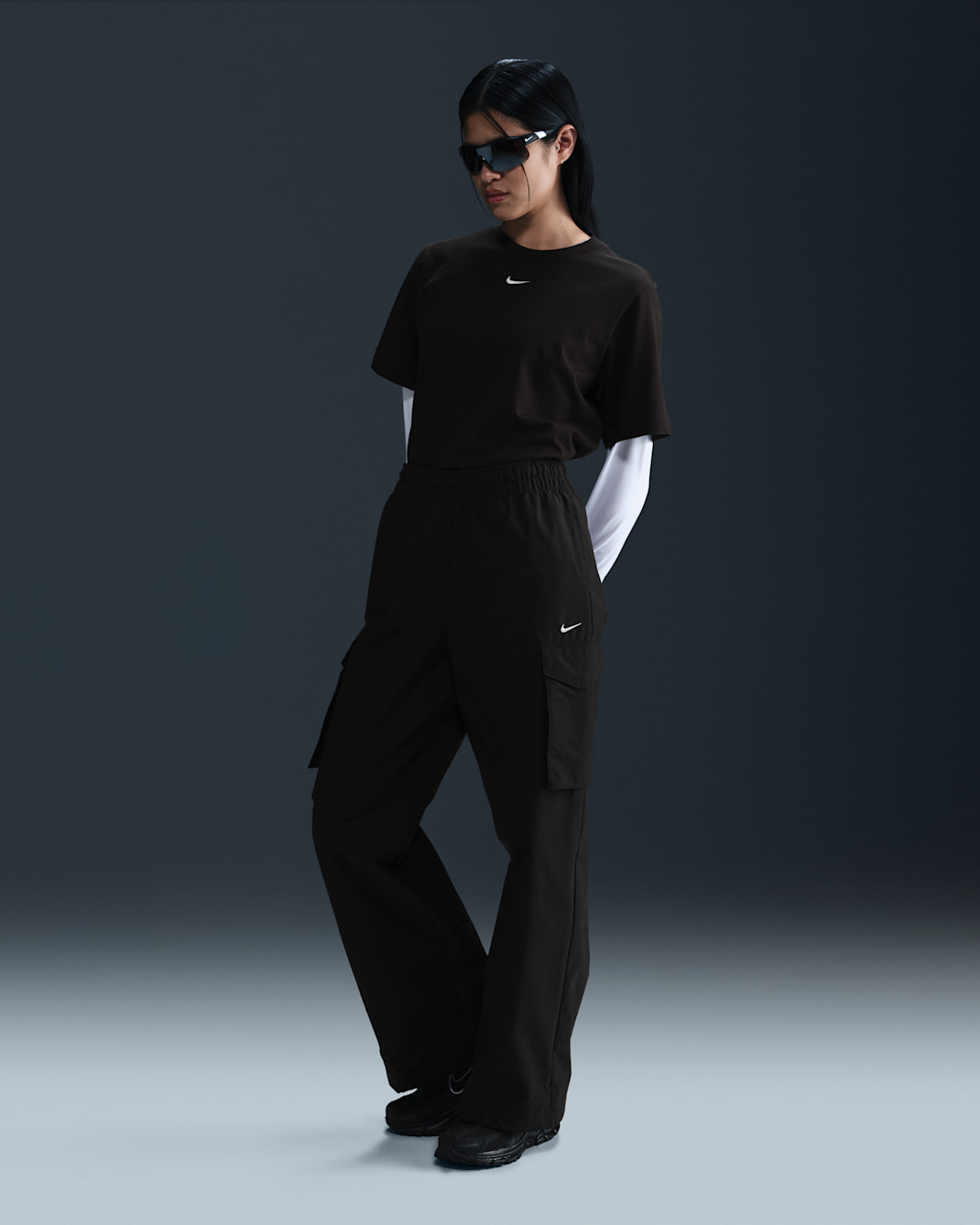Nike Sportswear Everything Wovens Cargohose mit mittelhohem Bund (Damen) - Schwarz/Weiß