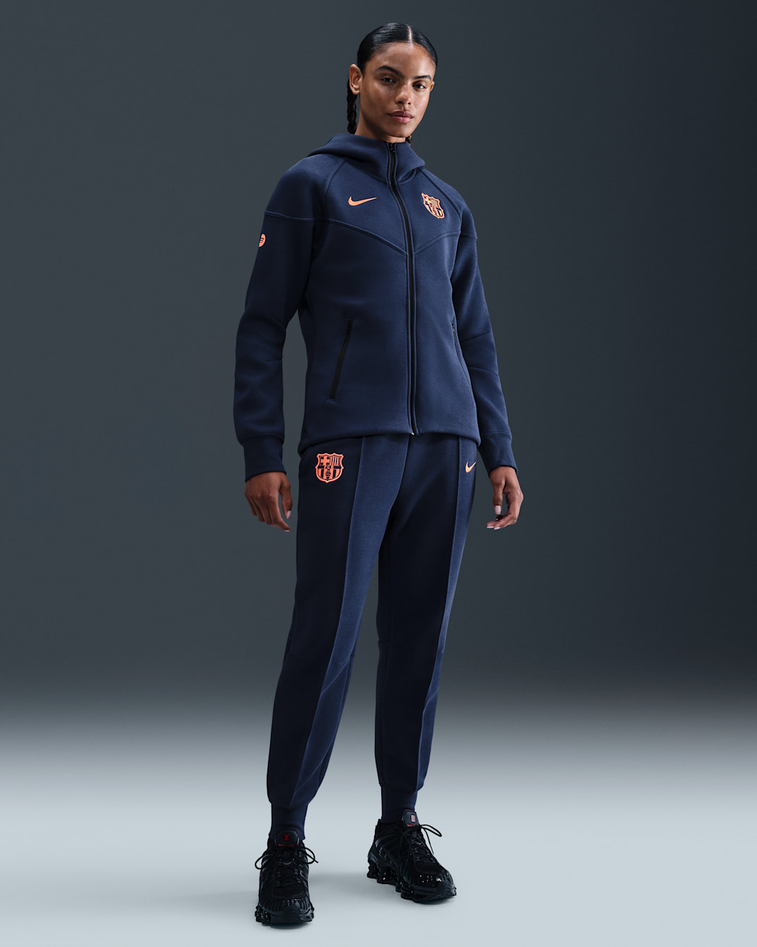 Γυναικείο ποδοσφαιρικό φλις παντελόνι φόρμας μεσαίου καβάλου Μπαρτσελόνα Nike Total 90 Tech - Midnight Navy/Bright Mango