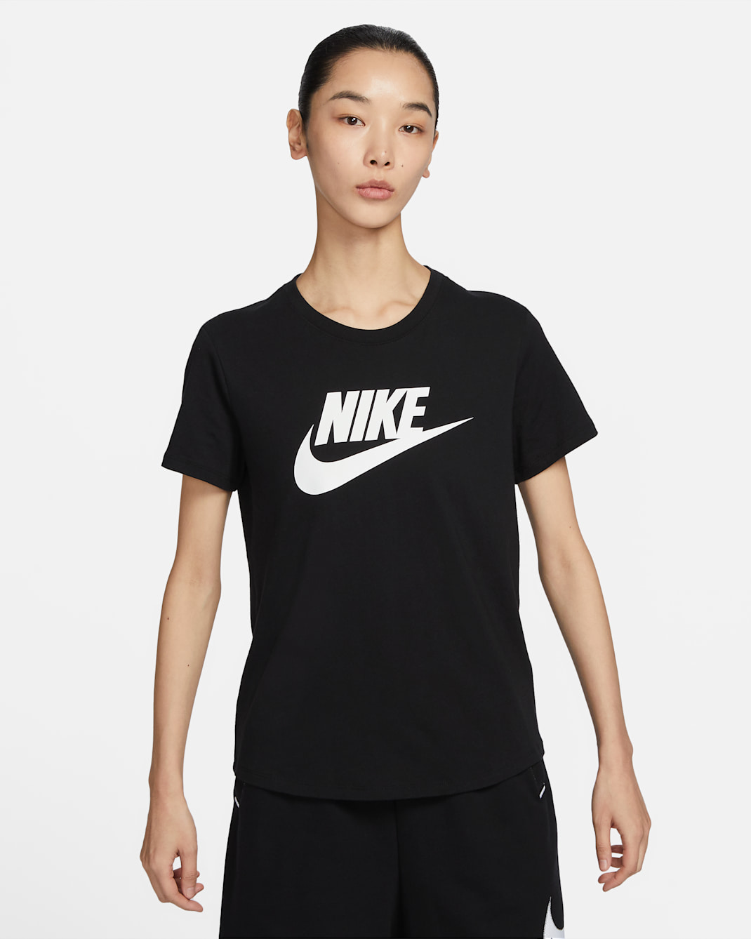 เสื้อยืดผู้หญิงมีโลโก้ Nike Sportswear Essentials - ดำ/ขาว