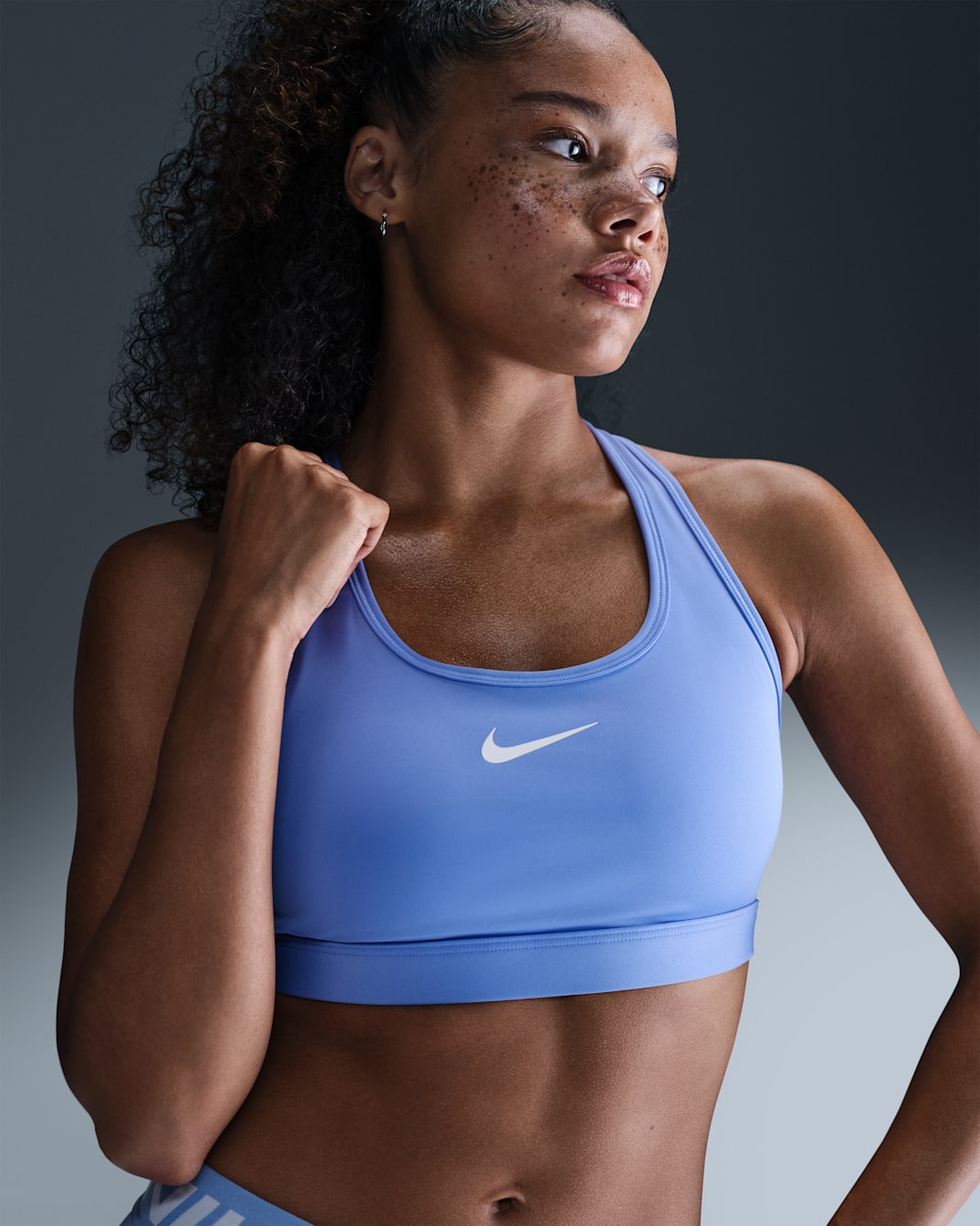 Bra deportivo con almohadillas para mujer Nike Swoosh Medium Support - Royal pulso/Blanco