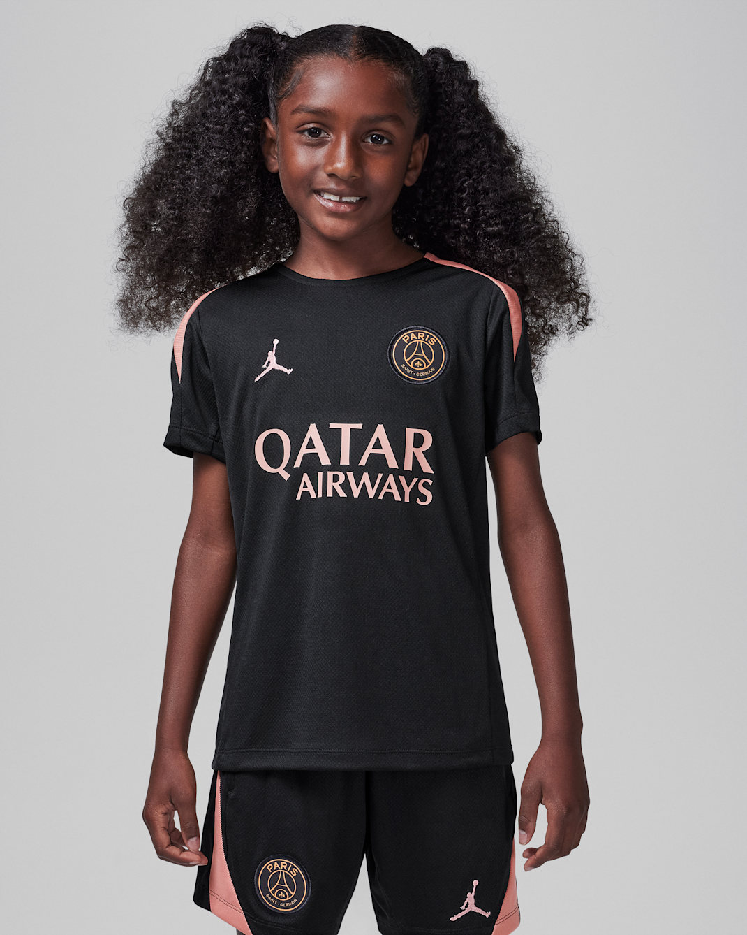 Maskinstrikket Paris Saint-Germain Strike Third Jordan Dri-FIT-fodboldoverdel med korte ærmer til større børn - sort/sort/Rust Pink/Rust Pink