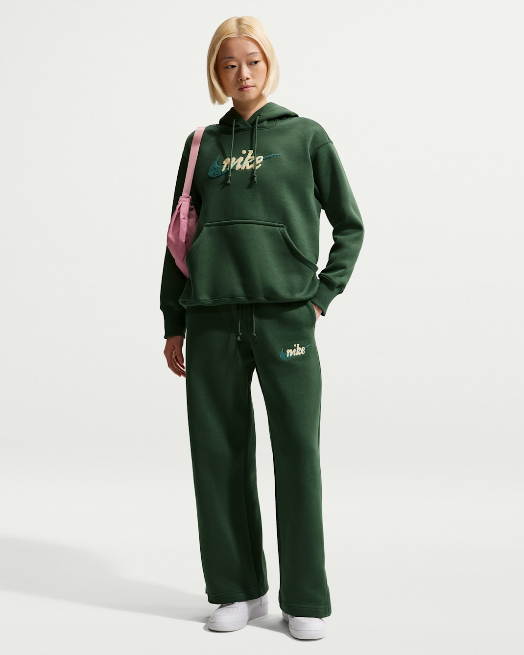 나이키 스포츠웨어 피닉스 플리스 여성 하이웨이스트 와이드 레그 로고 팬츠 - 퍼/말라카이트