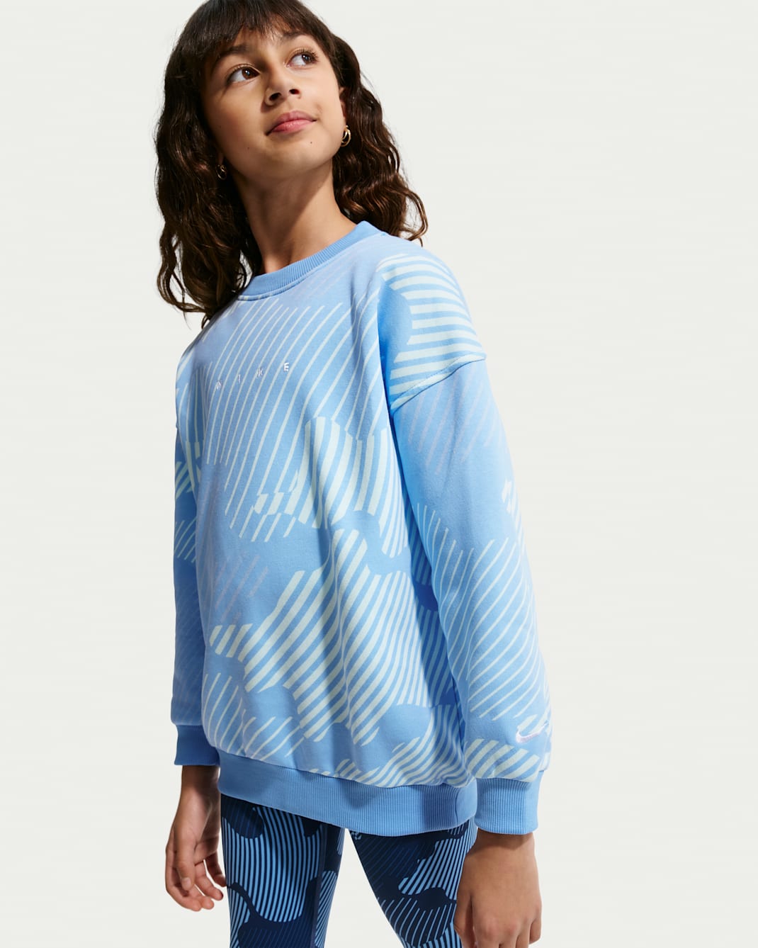 Nike Sportswear Club Fleece szögletes fazonú, kerek nyakkivágású pulóver nagyobb gyerekeknek (lányoknak) - University Blue/Fehér