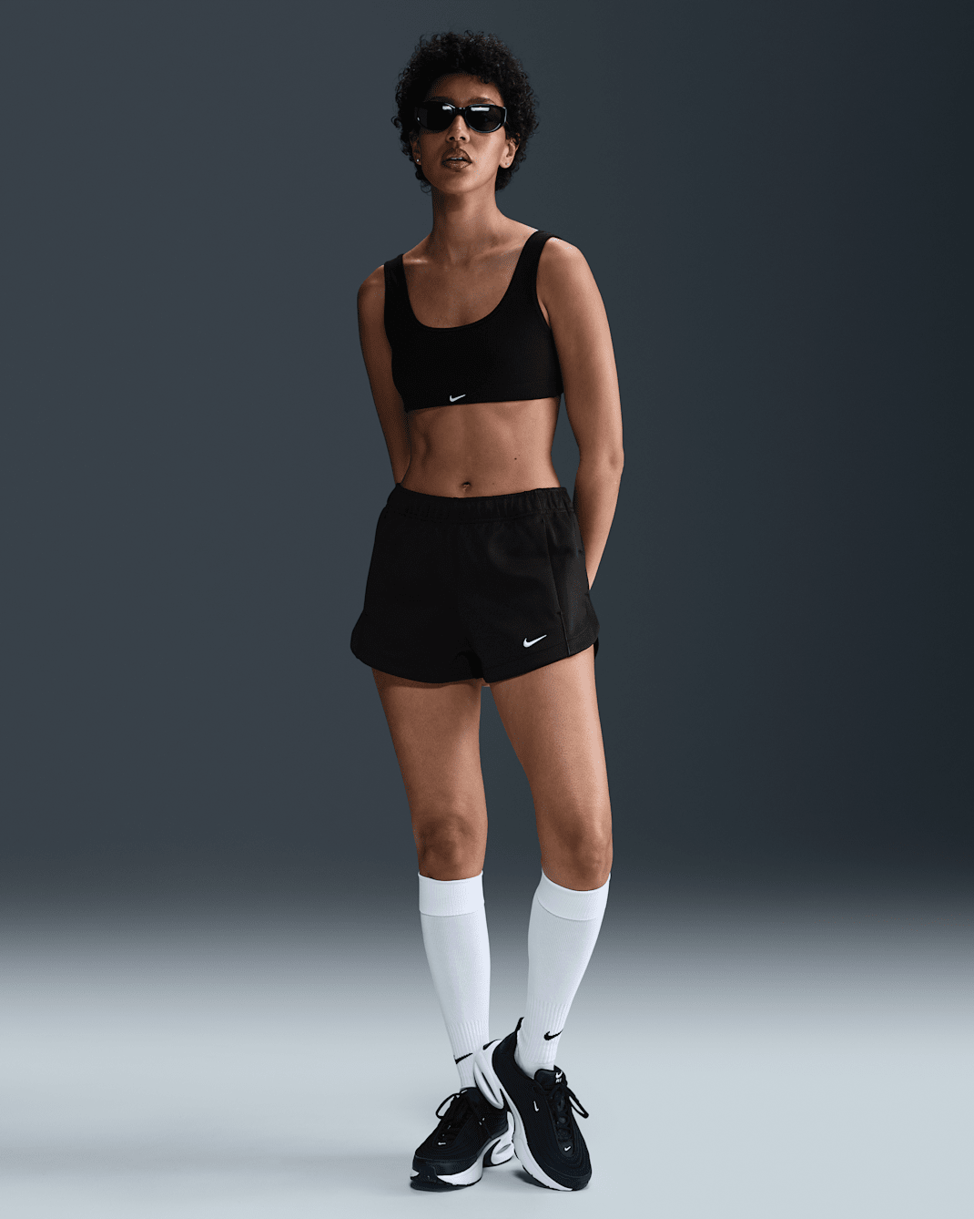 Nike Sportswear Windrunner Shorts mit mittelhohem Bund (Damen, ca. 5 cm) - Schwarz/Weiß