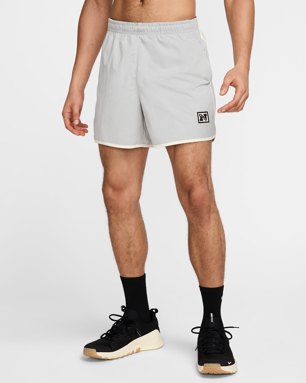 Shorts de entrenamiento Dri-FIT de 13 cm sin forro para hombre Nike Gym Heritage - Gris humo claro/Marfil pálido/Gris humo claro