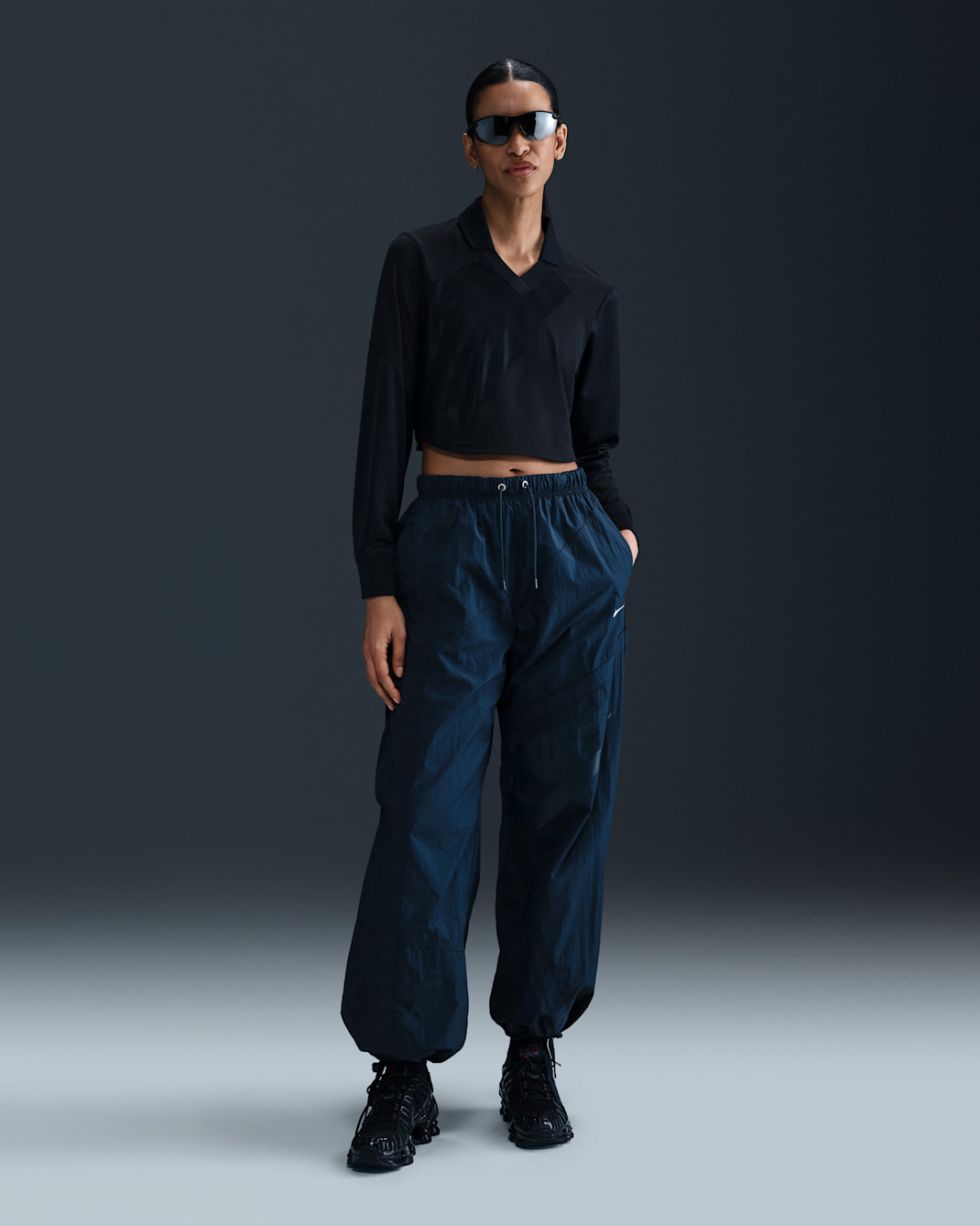 Pants de tejido Woven de tiro medio holgados con dobladillo abierto para mujer Nike Sportswear - Azul marino militar/Azul marino militar/Azul marino militar/Azul marino militar