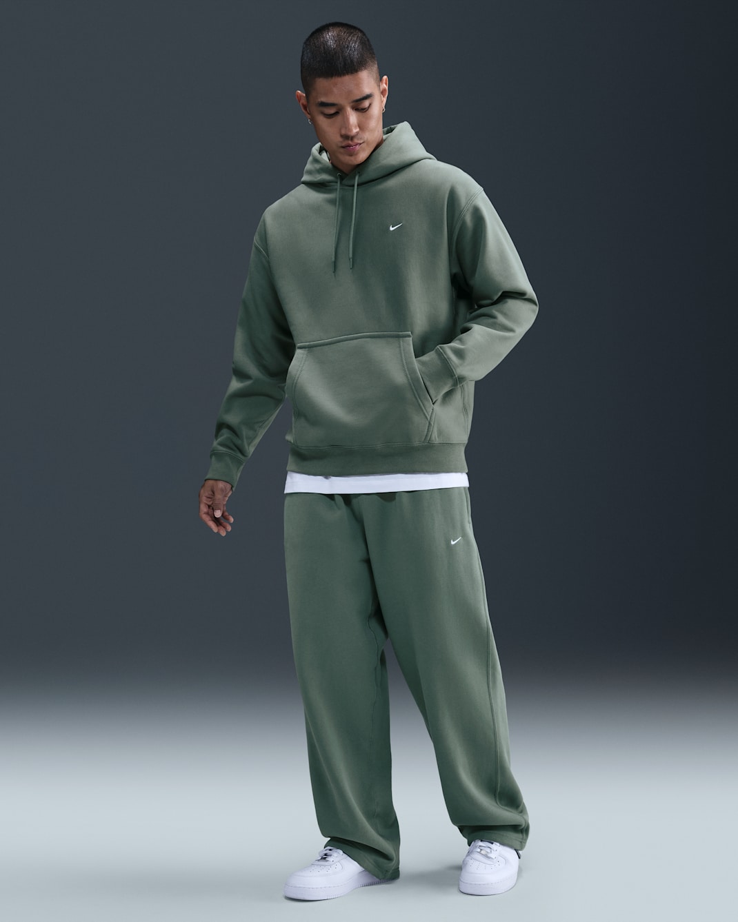 Nike Solo Swoosh Men's Fleece Open-Hem Trousers - Clay Green/Clay Green/White