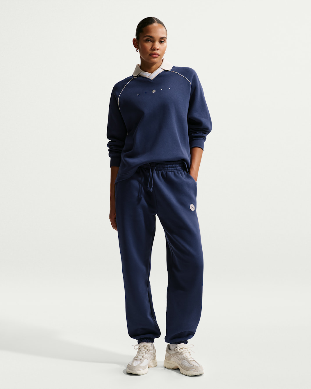 Pants con gráfico de tiro alto oversized para mujer Nike Sportswear Phoenix Fleece - Azul marino medianoche/Marrón verdoso claro