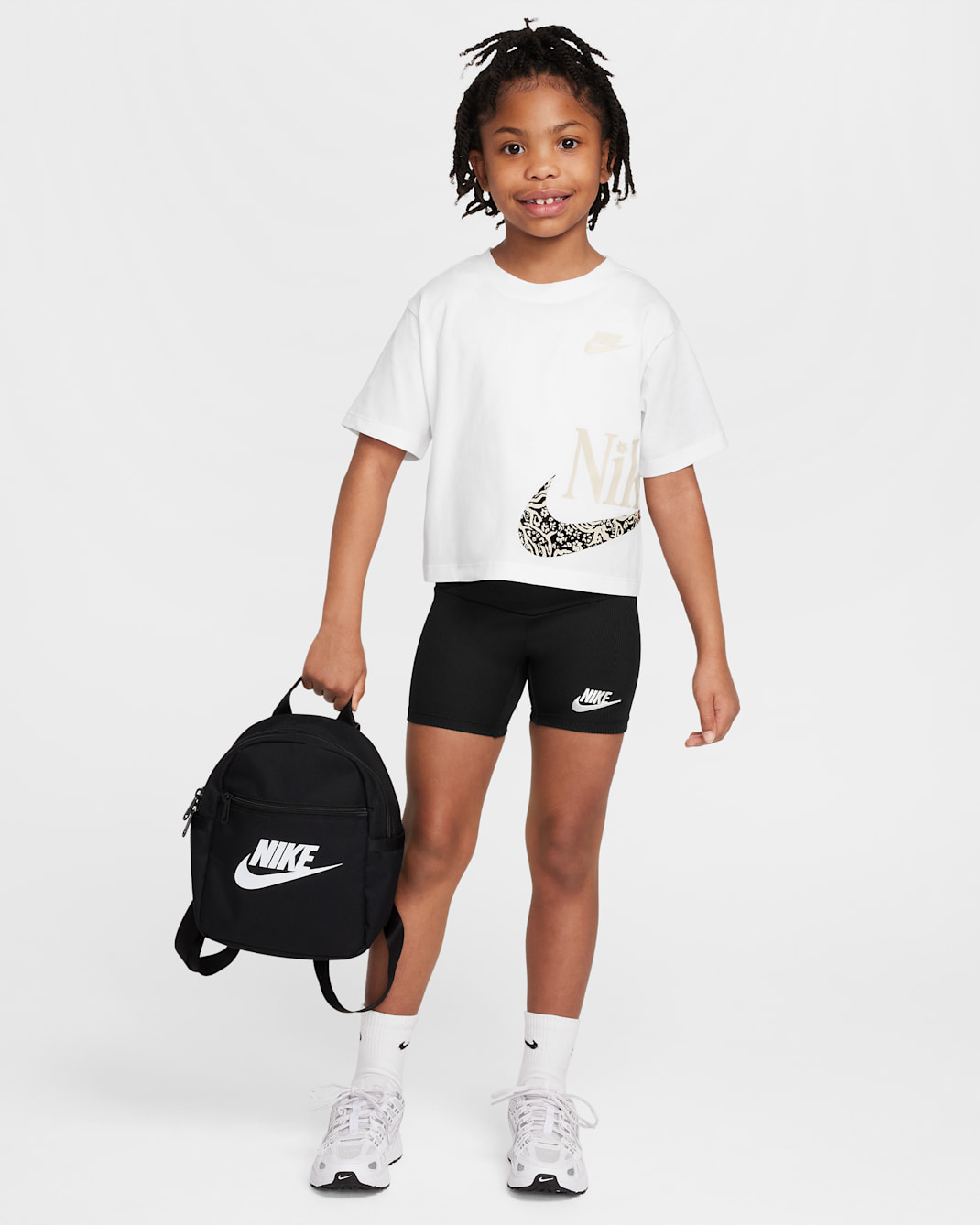 Conjunto de playera de corte cuadrado y shorts Wild Flower para niños talla pequeña Nike - Negro