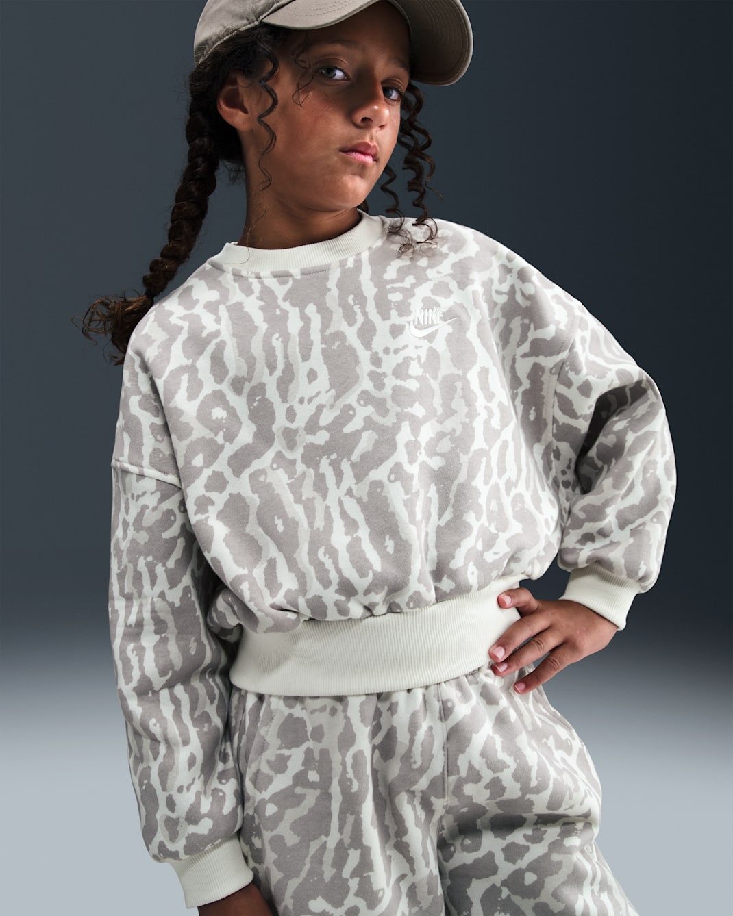 Nike Sportswear Club Fleece Big Kids' (Girls') Boxy Printed Crewneck Sweatshirt - College Grey/Sail