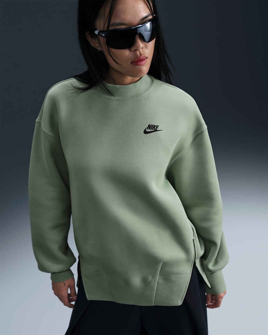 Nike Sportswear Tech Fleece Women's Oversized Crew-Neck Sweatshirt - Jade Horizon/Black