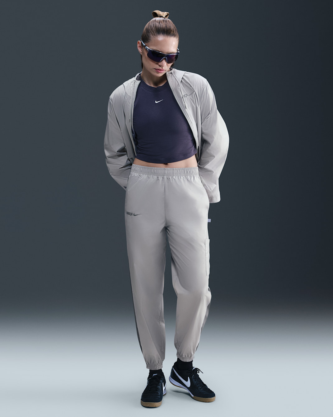 FC Barcelona Essential Repel Women's Nike Football Mid-Rise Woven Joggers - Light Smoke Grey/Smoke Grey/Smoke Grey