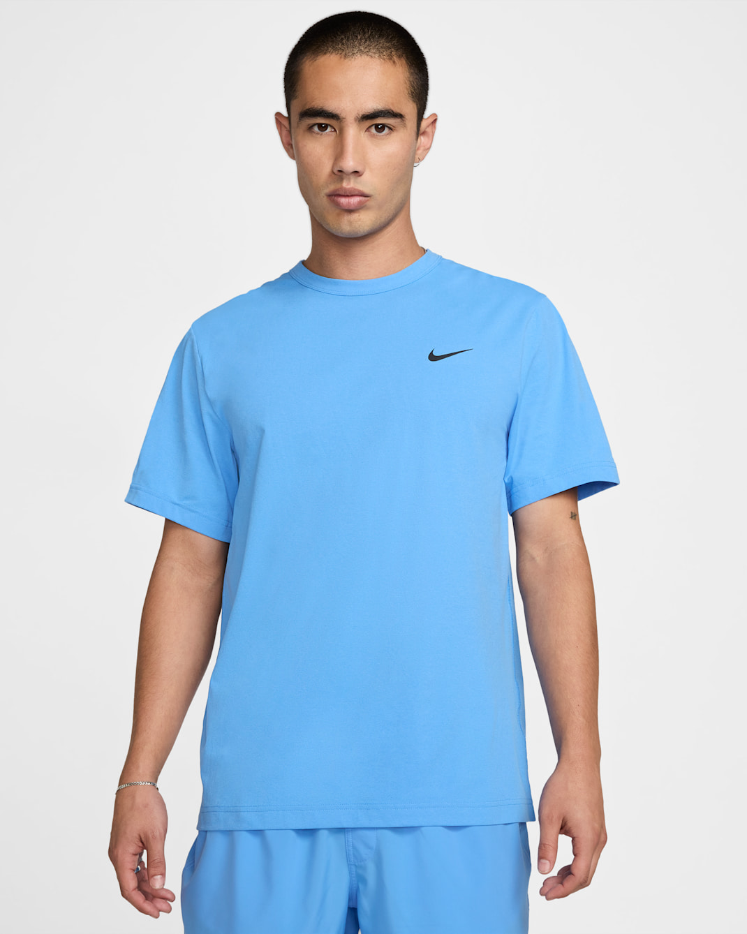 Playera versátil de manga corta Dri-FIT UV para hombre Nike Hyverse - Azul universitario/Negro