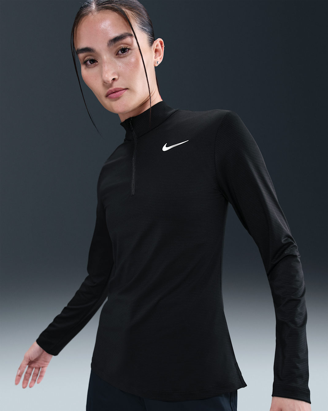 ナイキ ビクトリー ウィメンズ Dri-FIT UV プロテクション 1/4ジップ ゴルフトップ - ブラック/ホワイト