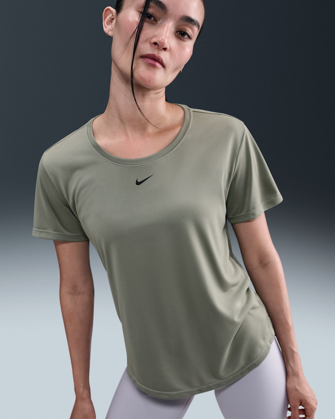 ナイキ Dri-FIT ワン ウィメンズ スタンダードフィット ショートスリーブ トップ - ライトアーミー/ブラック