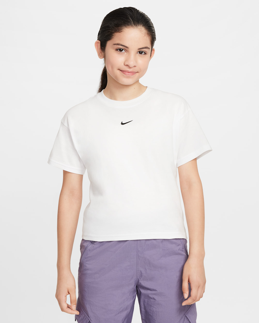 เสื้อยืดเด็กโต Nike Sportswear Essential (หญิง) - ขาว