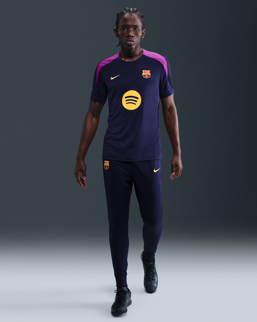 Pants deportivos de fútbol de tejido Knit Nike Dri-FIT para hombre FC Barcelona Strike - Morado imperial/Oro medio oeste