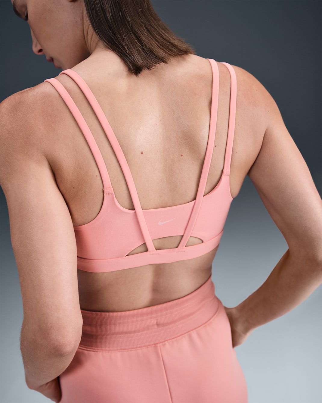 Nike Zenvy Strappy Bra deportivo de baja sujeción con almohadillas para mujer - Rosa óxido/Blanco