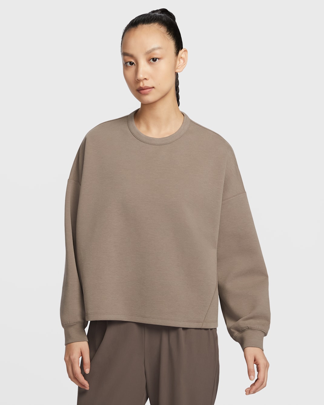 ナイキ 24.7 ImpossiblySoft ウィメンズ Dri-FIT オーバーサイズド クルーネック トップ - ミンクブラウン/アイアンストーン