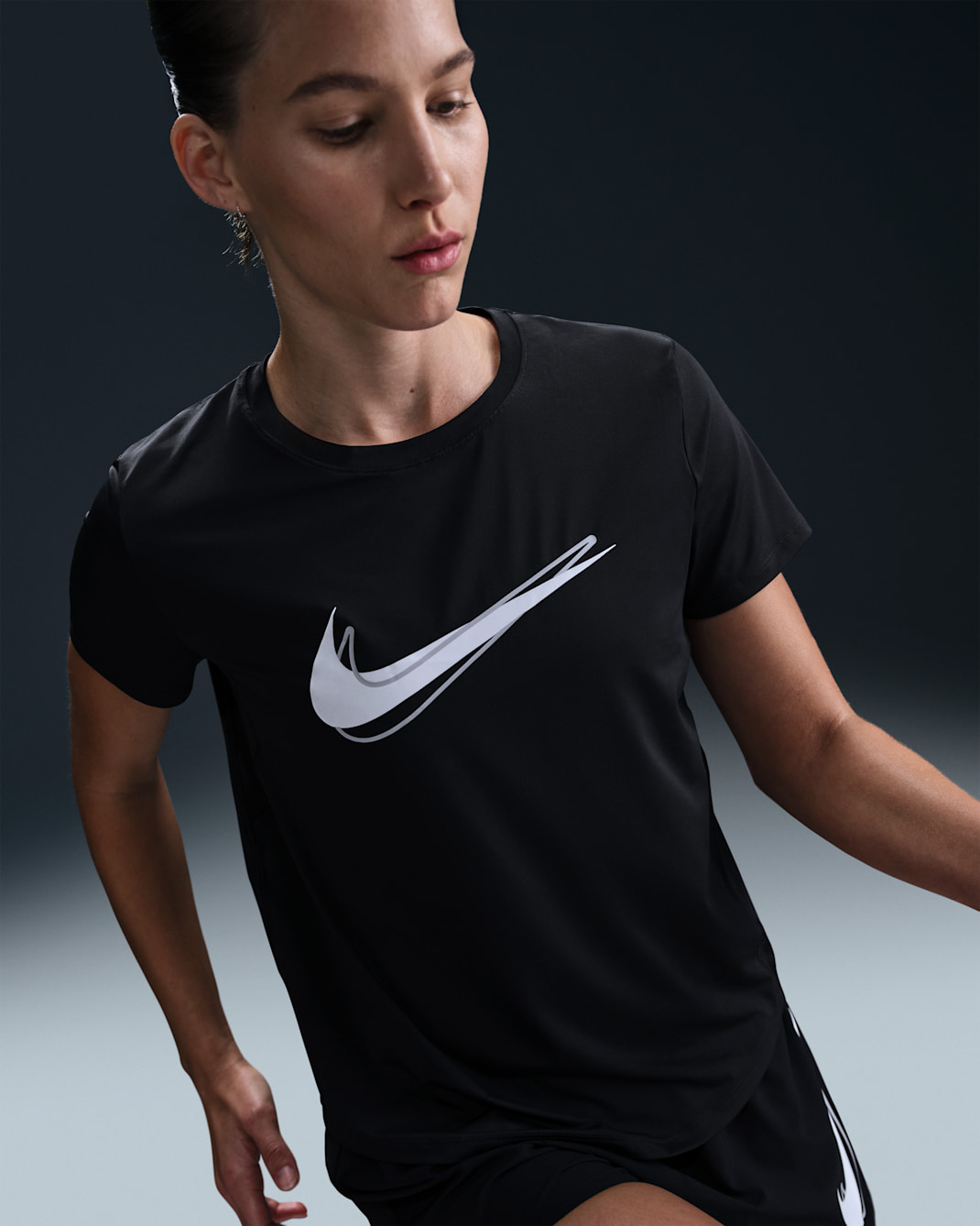 Playera de correr de manga corta Dri-FIT para mujer Nike One Swoosh - Negro