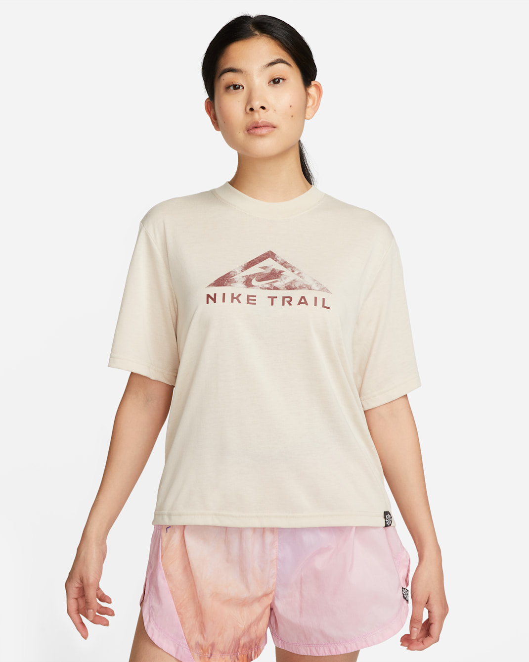 ナイキ Dri-FIT トレイル ウィメンズ ショートスリーブ Tシャツ - サンドドリフト/ダークポニー