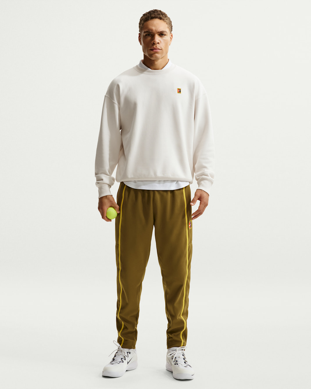 Pánské tenisové kalhoty NikeCourt Heritage - Olive Flak/Saffron Quartz