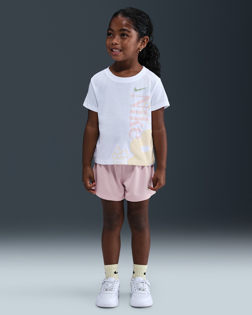 Conjunto de playera con flor silvestre y shorts de malla para niños talla pequeña Nike - Muñeca