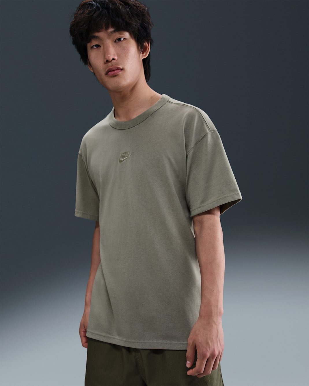 ナイキ スポーツウェア プレミアム エッセンシャル メンズ Tシャツ - ライトアーミー