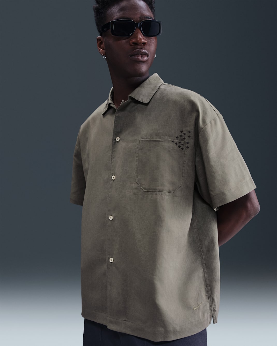 Camisa con botones de manga corta de lino para hombre Nike Life - Cueva/Antracita/Cueva