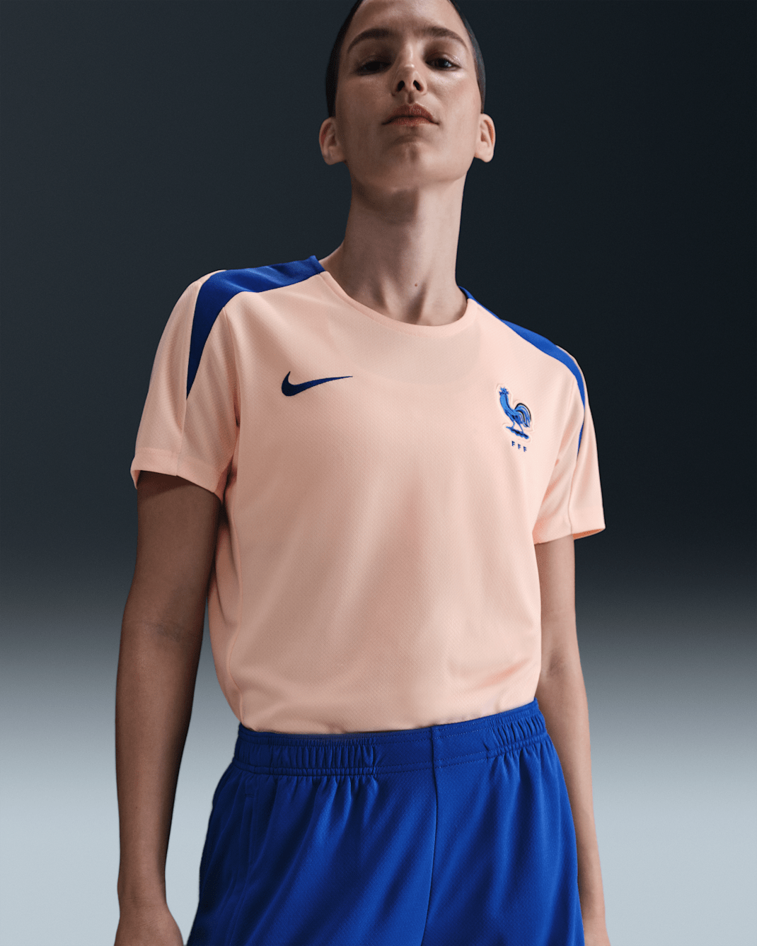 Haut de foot à manches courtes Nike Dri-FIT FFF Strike pour femme - Washed Coral/Bright Blue/Bright Blue
