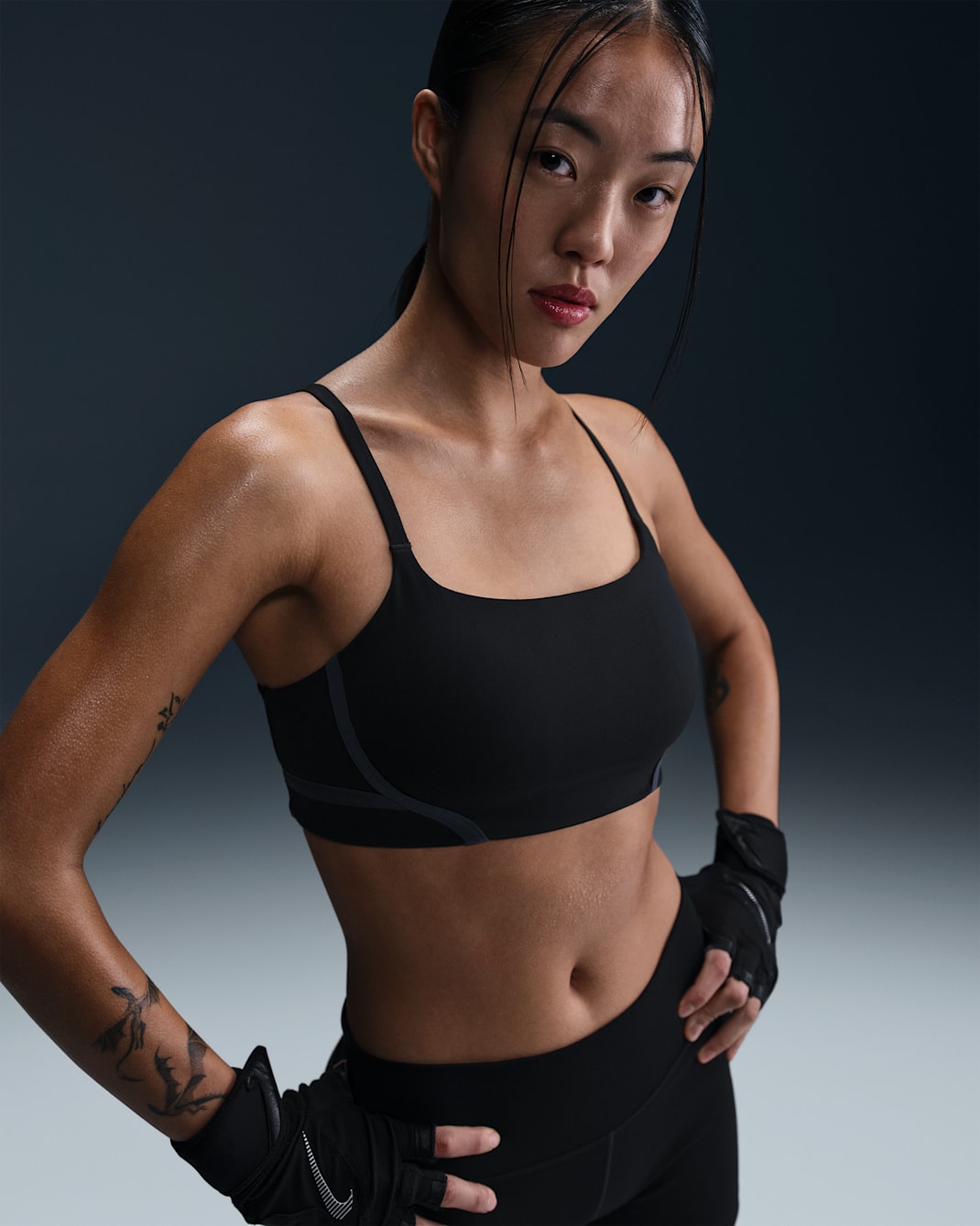 ナイキ ワン コンバーチブル ウィメンズ ライトサポート スポーツブラ (軽量裏地付き) - ブラック/ブラック/アーモリーネイビー/ブラック