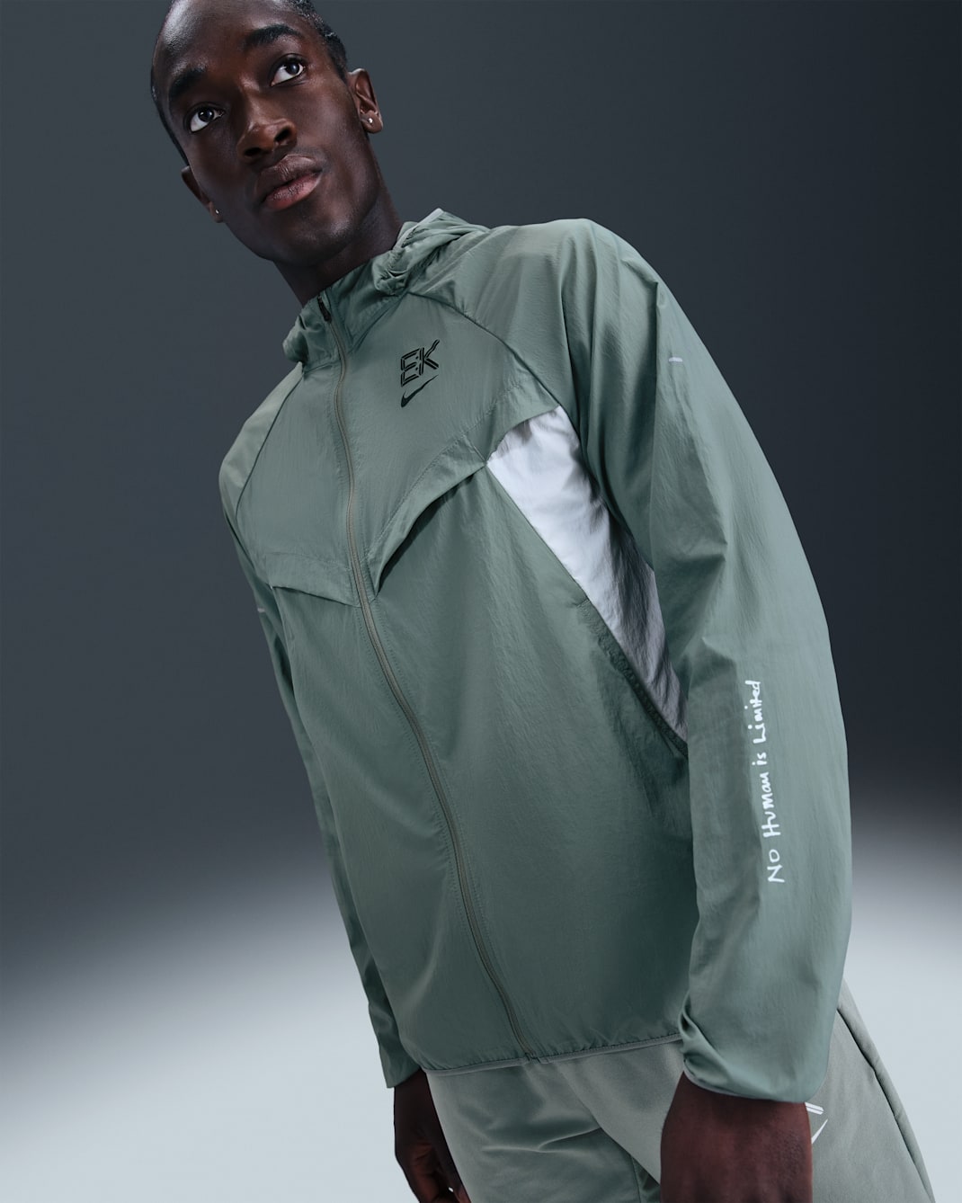 Nike Stride «Eliud Kipchoge» UV Repel løpejakke til herre - Light Silver/Clay Green