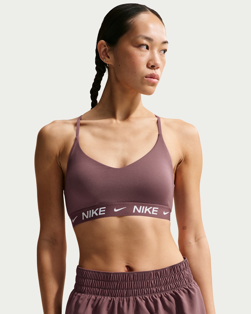 나이키 인디 라이트 서포트 여성 패드 어저스터블 스포츠 브라 - 타투/타투/화이트