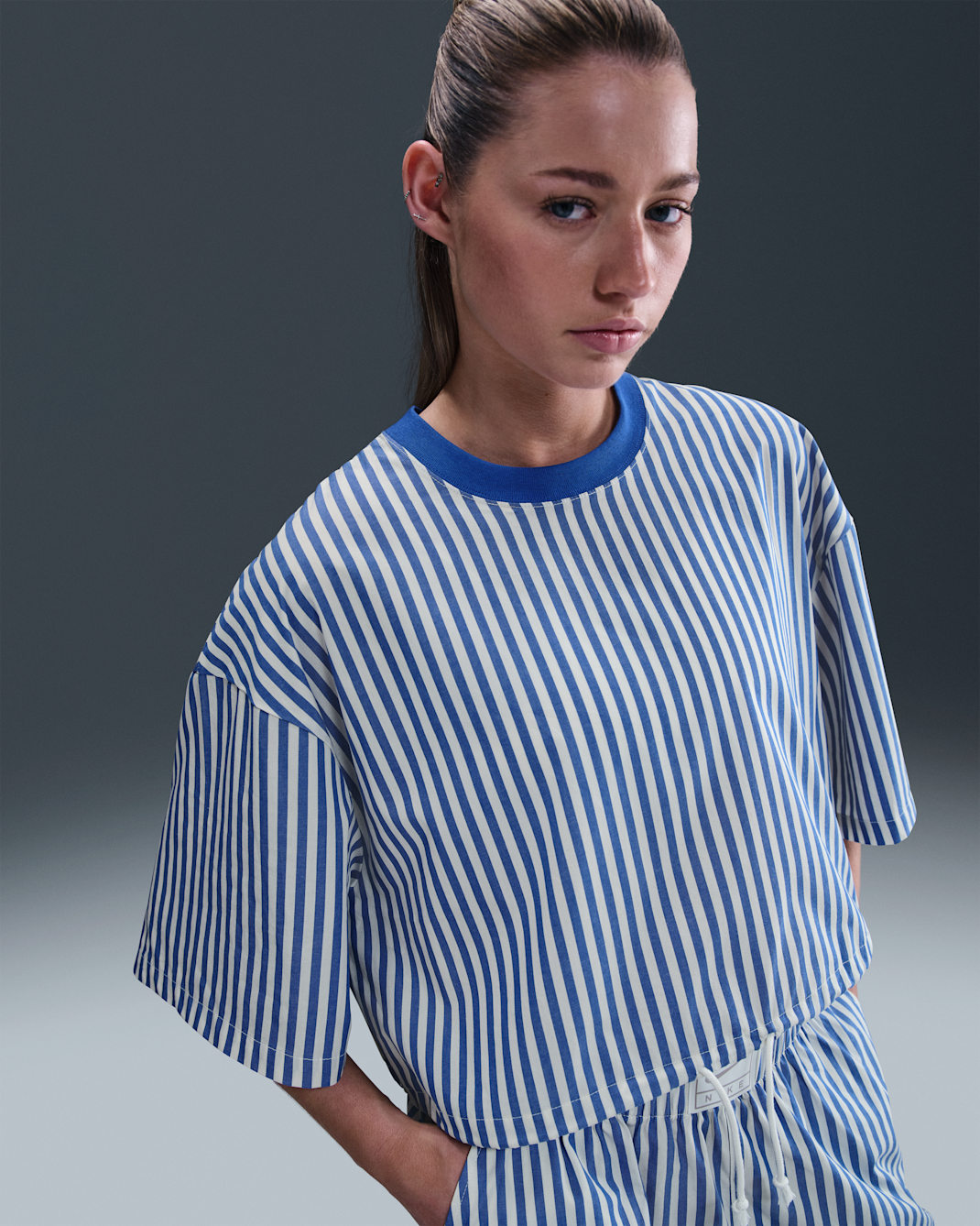 Playera a rayas cuadrada para mujer Nike Sportswear Chill Poplin - Royal juego/Vela/Vela