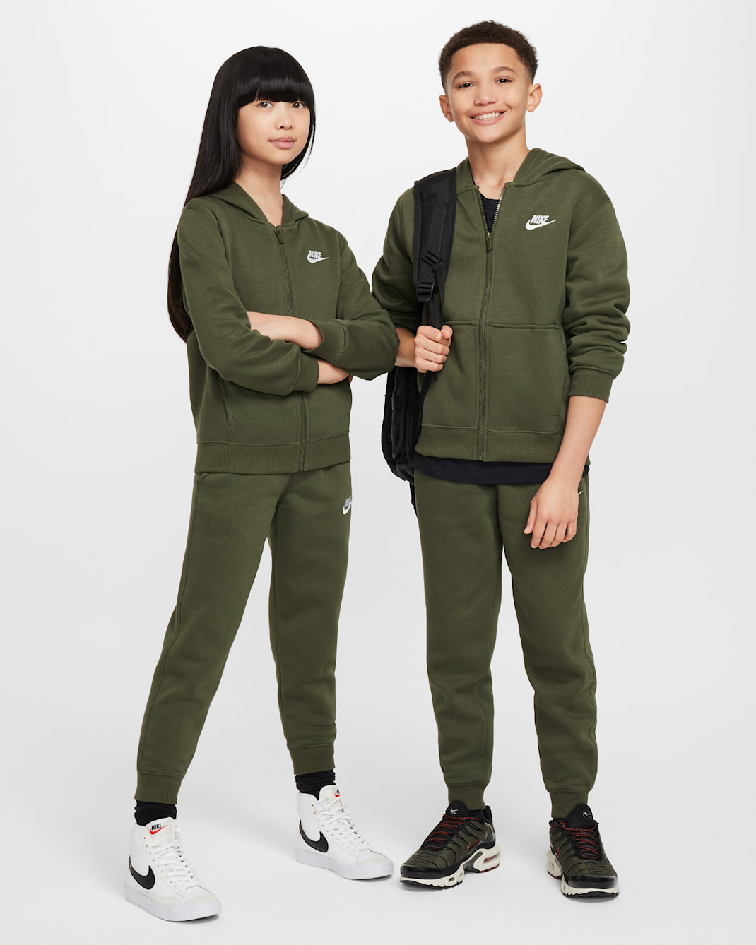 Nike Sportswear Club Fleece tréningruha nagyobb gyerekeknek - Cargo Khaki/Fehér