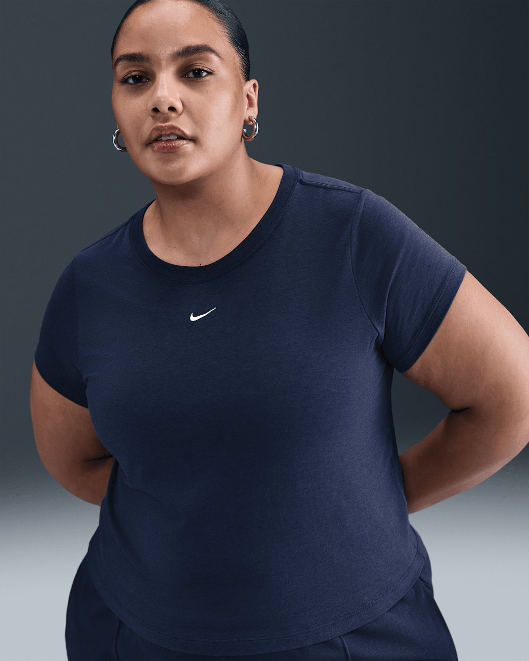 Playera cropped para mujer (talla grande) Nike Sportswear Chill Knit - Azul marino medianoche/Vela