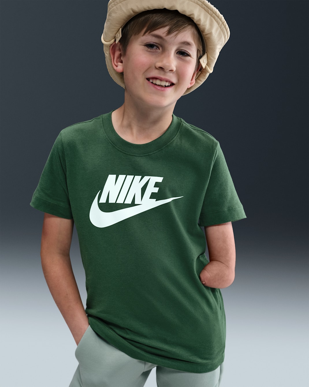 เสื้อยืดเด็กโต Nike Sportswear - Fir