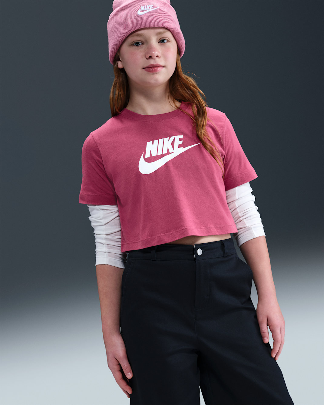 Playera cropped para niña talla grande Nike Sportswear - Remolacha dulce