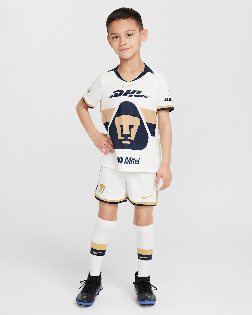 Kit de 3 piezas de fútbol Nike Replica para niños talla pequeña Pumas UNAM 2025/26 Stadium Home - Vela/Obsidiana/Oro club