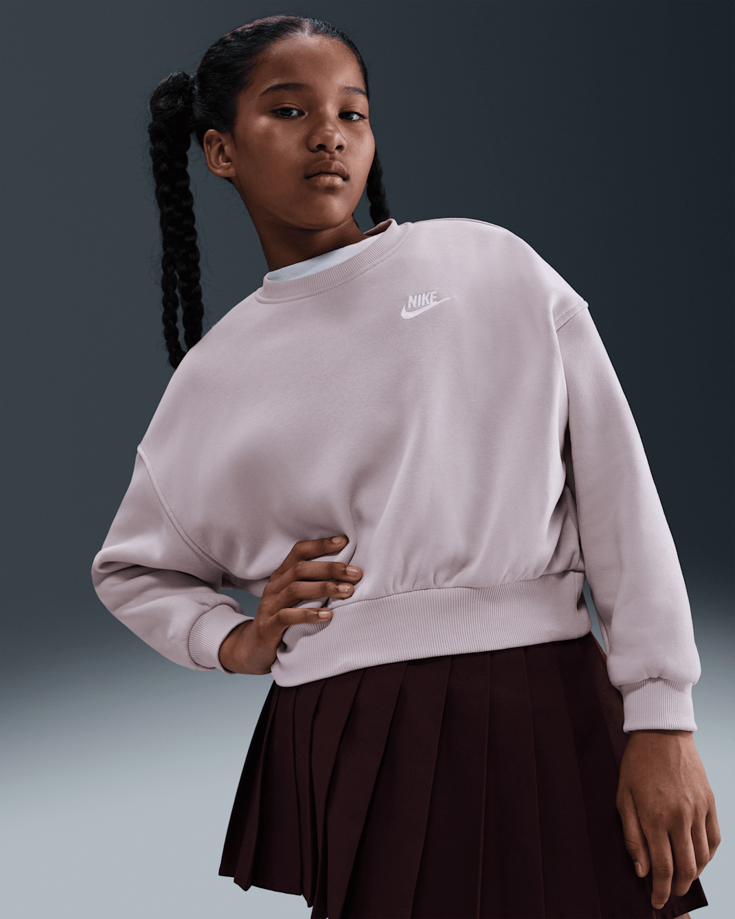 Nike Sportswear Club Fleece-Sweatshirt mit Rundhalsausschnitt und kastiger Passform (Mädchen) - Platinum Violet/Platinum Violet/Weiß