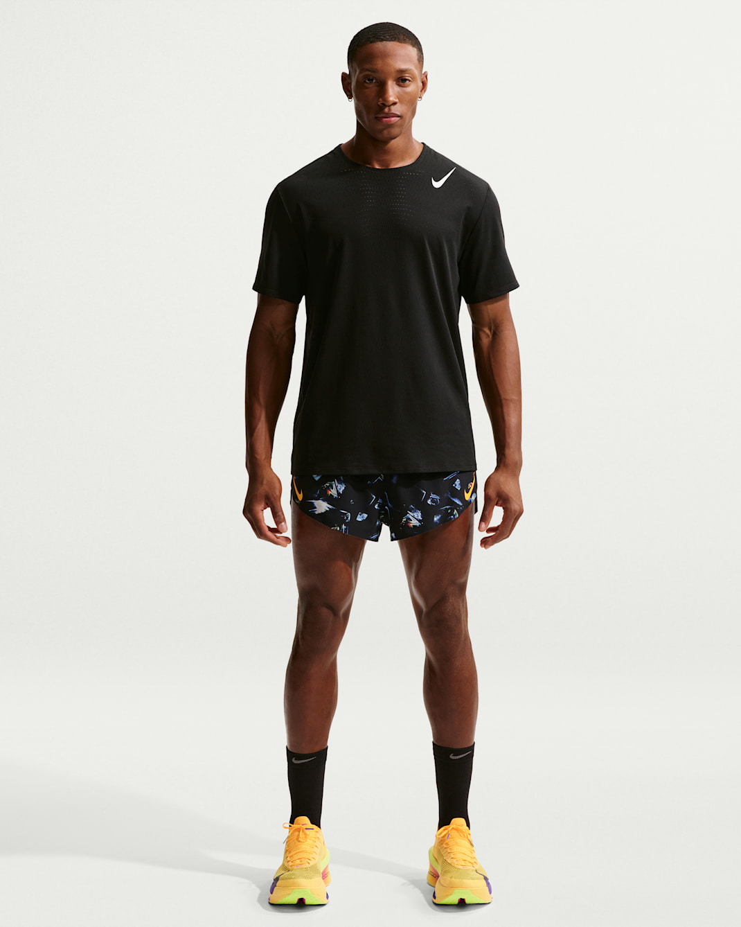 Shorts de correr Dri-FIT ADV de 5 cm con forro de ropa interior para hombre Nike AeroSwift - Negro/Naranja láser