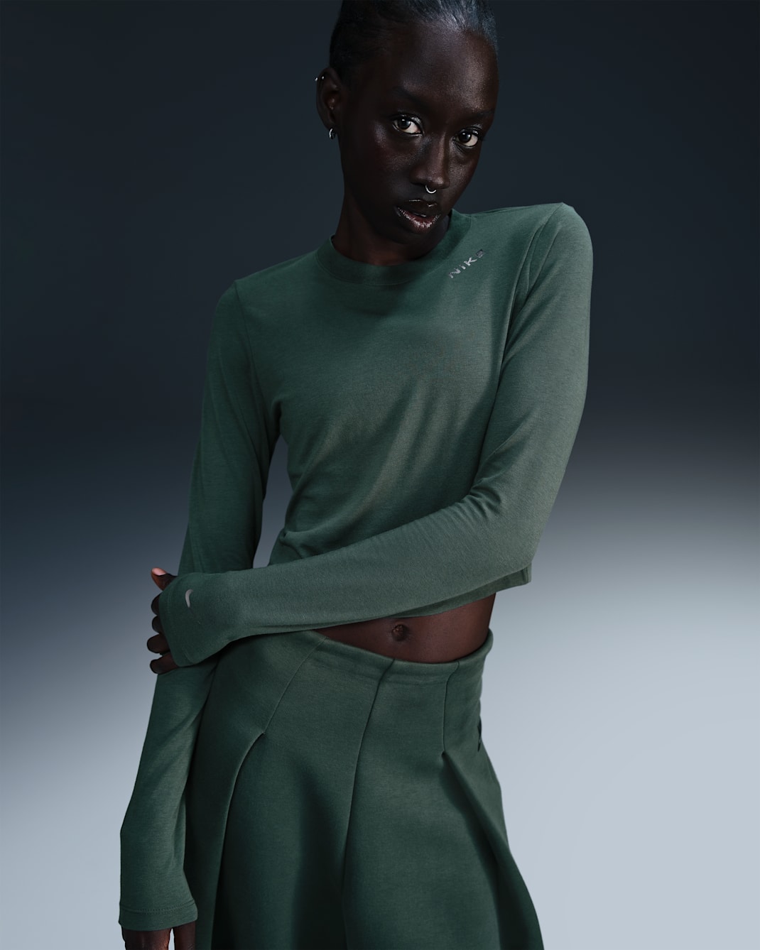 Playera de manga larga slim cropped para mujer Nike Sportswear Chill Knit - Verde vintage