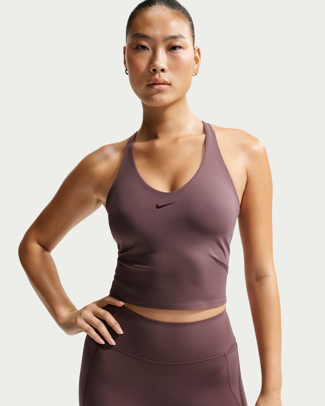 Camiseta de tirantes Nike Universa con bra deportivo con almohadilla de media sujeción para mujer - Tatuaje/Tatuaje/Burdeos enérgico