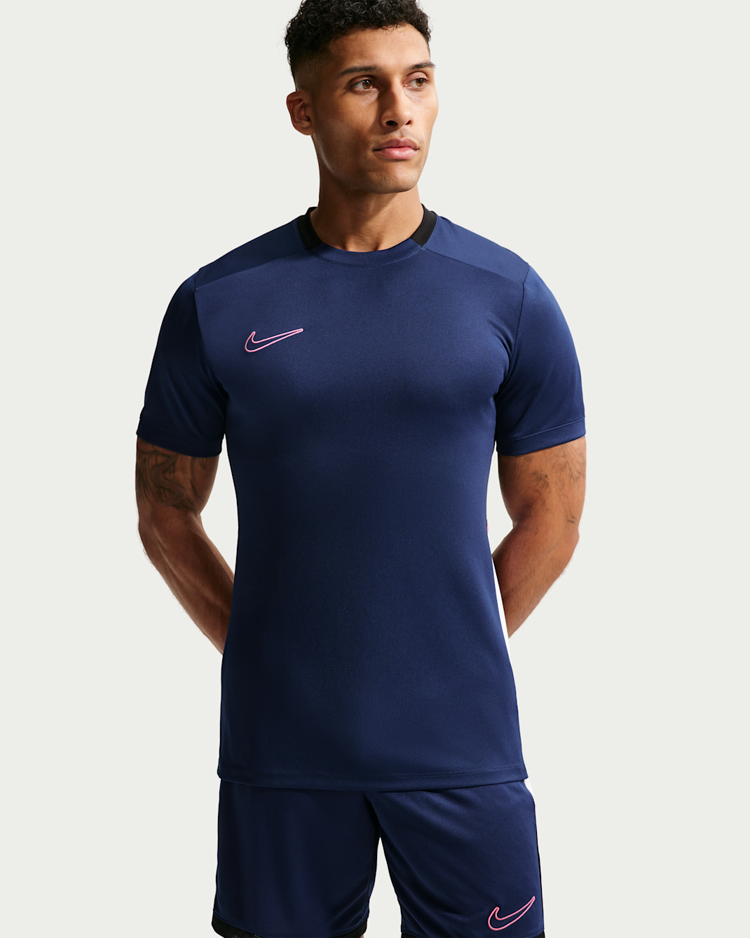 Playera de futbol de manga corta Dri-FIT para hombre Nike Academy - Azul vacío/Negro/Blanco/Rosa paleta
