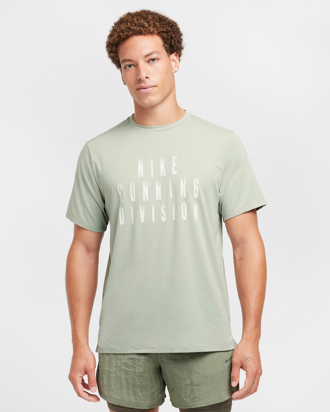 Playera de correr de manga corta Dri-FIT para hombre Nike Rise 365 Running Division - Horizonte jade/Polvo fotón