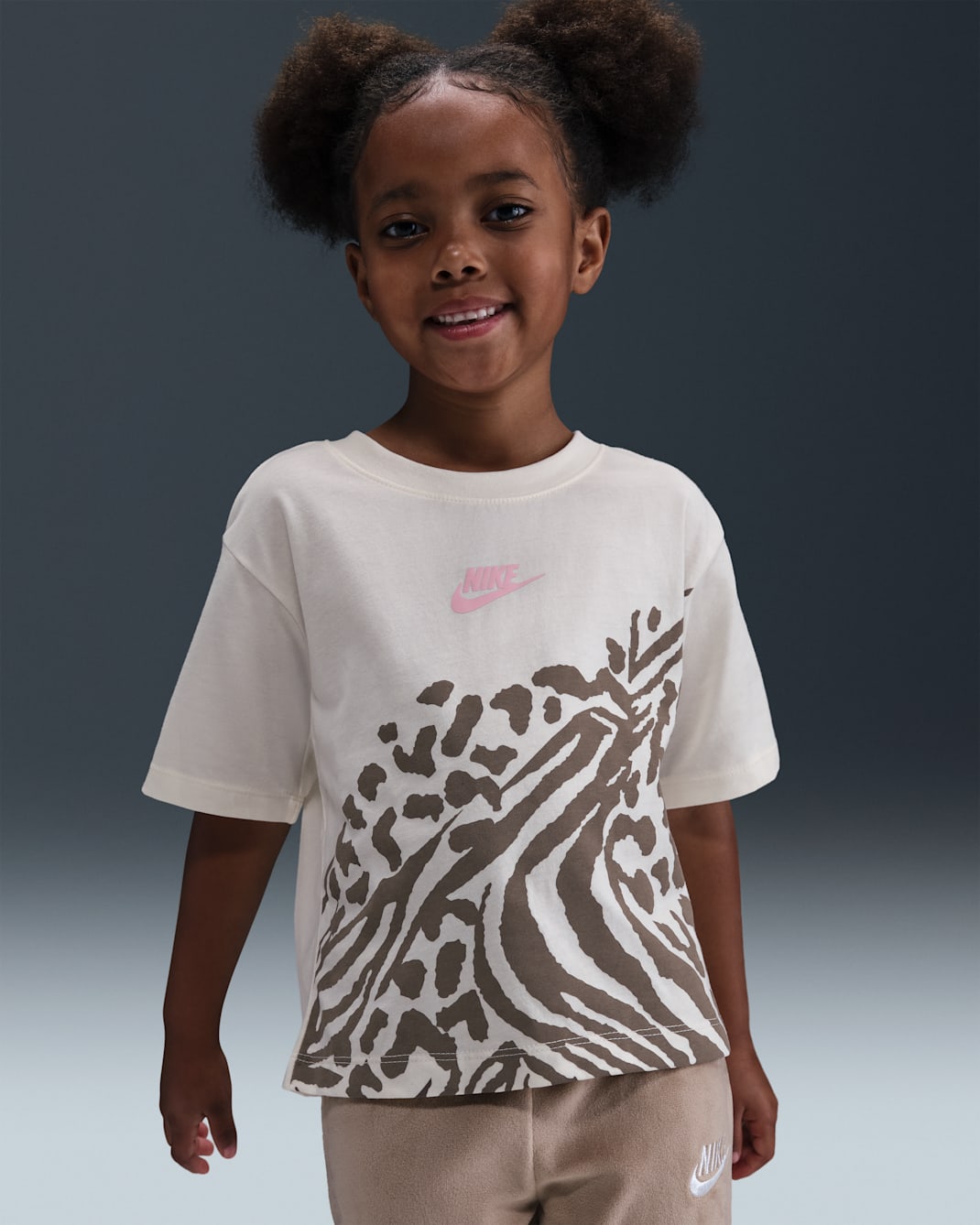 Playera de corte cuadrado para niños talla pequeña Nike Wild Warmth - Perla suave