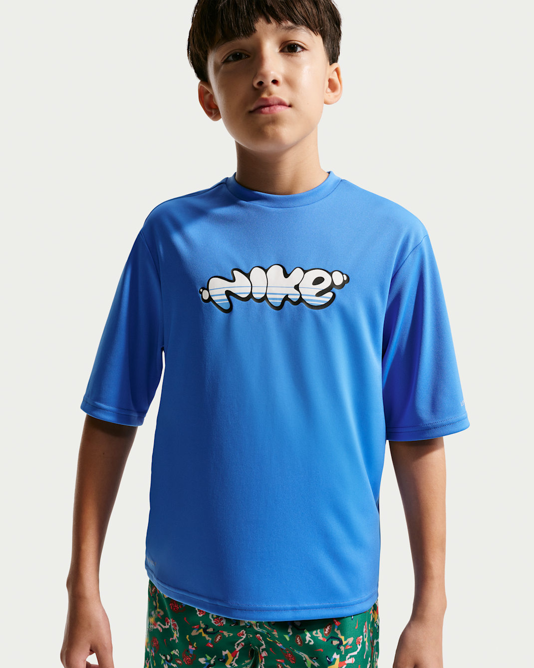 Playera de manga corta Dri-FIT UV para niño talla grande Nike Swim Hydroguard - Azul cristal/Azul universitario/Polvo fotón/Blanco