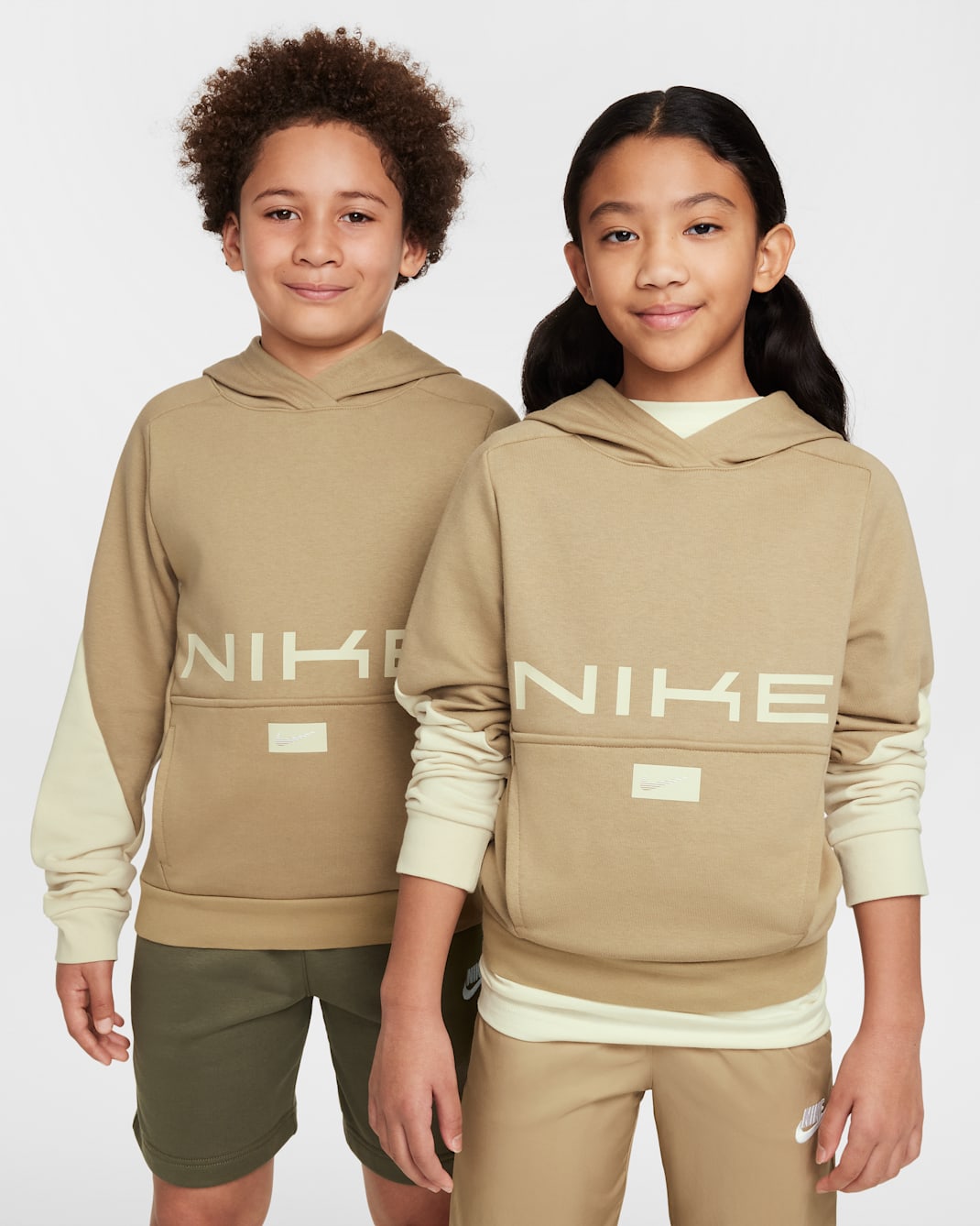 Sudadera con gorro sin cierre de tejido Fleece Dri-FIT para niños talla grande Nike Multi - Beige paracaídas/Caqui claro/Caqui claro