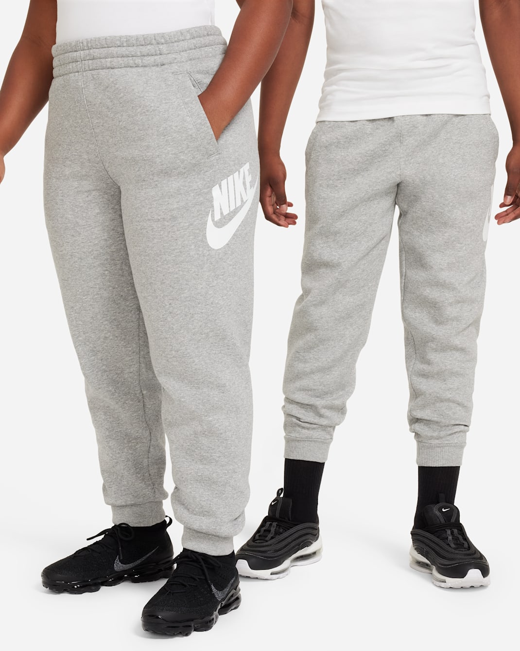Joggers para niños talla grande (talla amplia) Nike Club Fleece - Gris oscuro jaspeado/Gris básico/Blanco