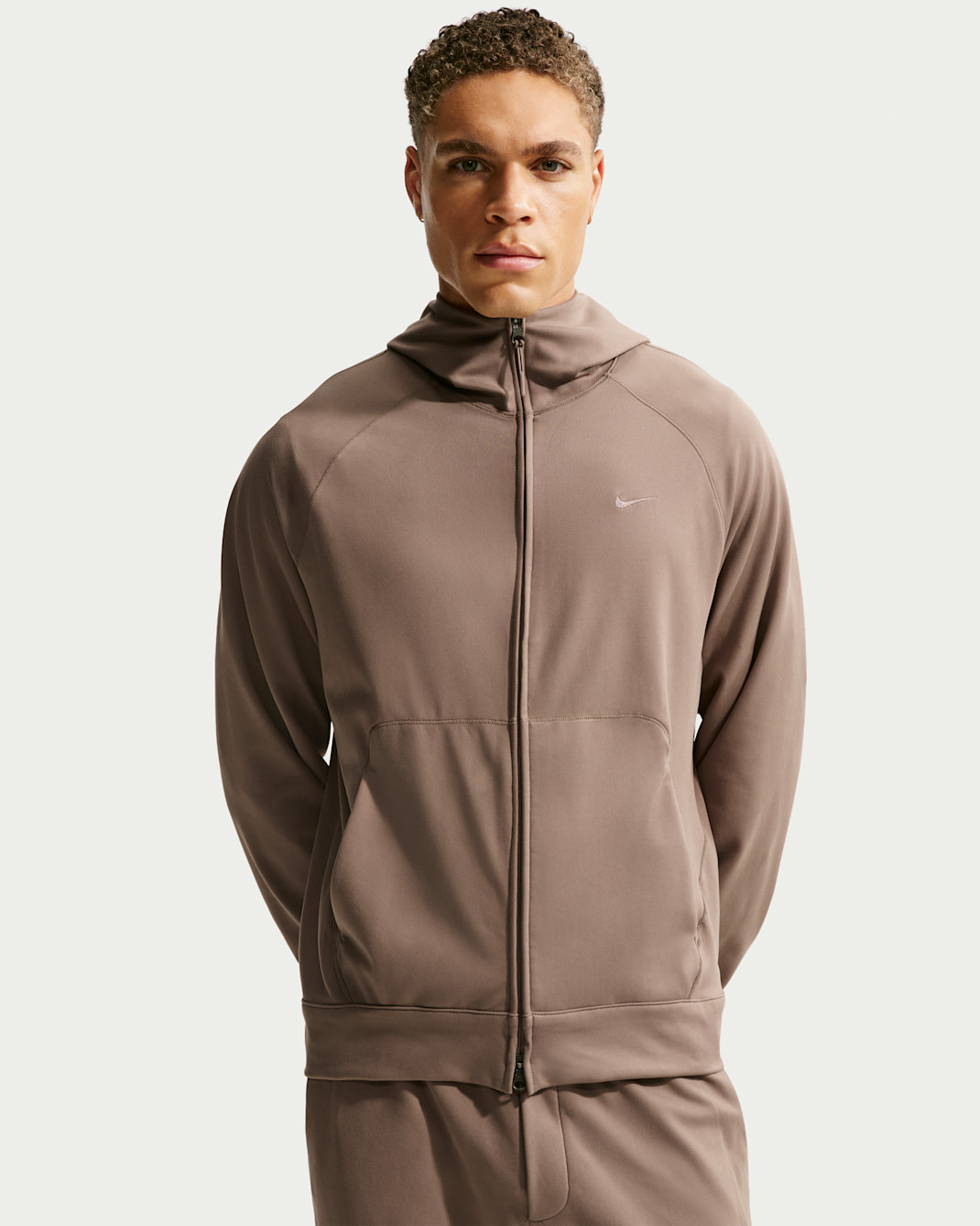 Sudadera con gorro de alto rendimiento Dri-FIT de cierre completo con protección contra los rayos UV para hombre Nike Primary NanoKnit - Marrón visón/Marrón visón